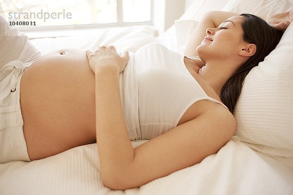 Schwangere Frau schlafend
