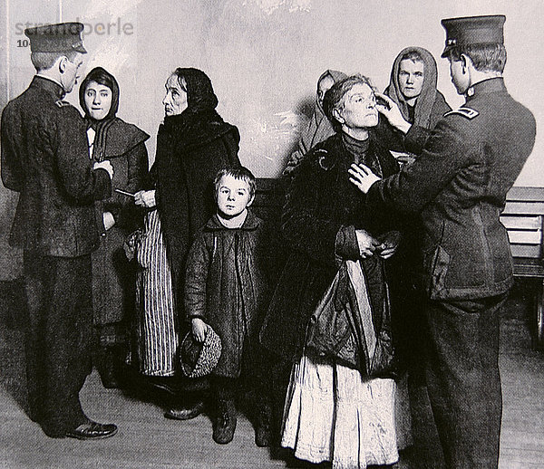 Amerikanischer Fotograf  (20. Jahrhundert) Neu angekommene Einwanderer bei der medizinischen Untersuchung auf Ellis Island  New York  um 1910 (s/w-Foto)