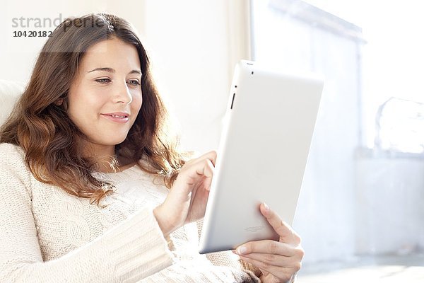 Frau benutzt einen Tablet-Computer