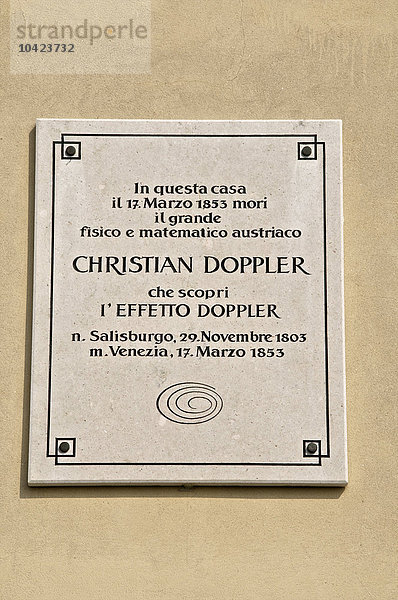 Marmortafel mit dem Hinweis auf das Haus  in dem Christian DOPPLER  der Entdecker des Dopplereffekts  1853 in Venedig  Italien  starb.