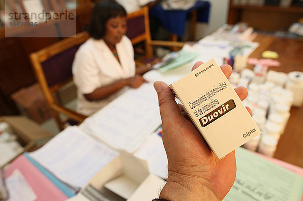Fotoessay in Lome  Togo. Medizinisches Zentrum für HIV-Patienten. Verteilung von Medikamenten.
