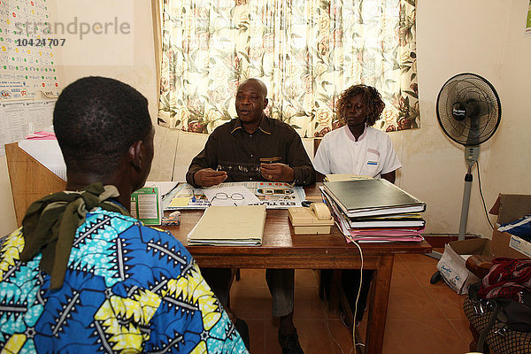 Fotoessay in Lome  Togo. Medizinisches Zentrum für HIV-Patienten. Konsultation mit dem Psychologen.