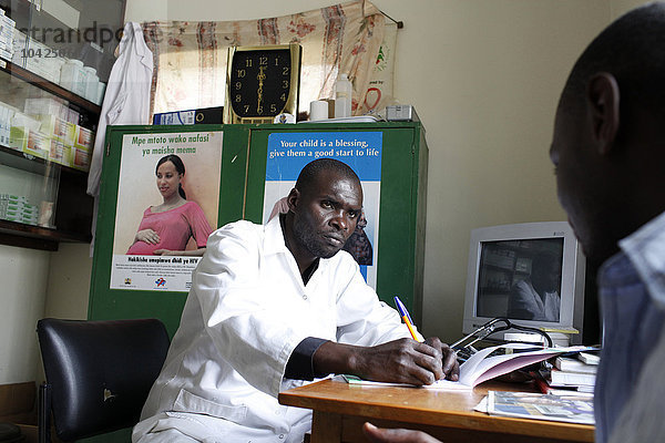 Medizinische Versorgung im WOFAK-Zentrum in Kayole (Women Fighting Aids in Kenya).