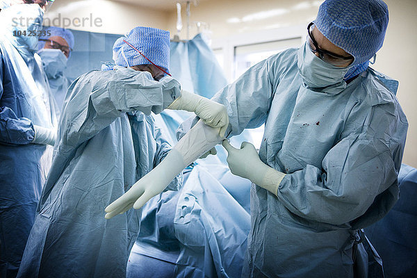Reportage aus der orthopädischen Abteilung des Krankenhauses Diaconesses Croix Saint Simon in Paris. Einsetzen einer zweiten Hüftprothese.