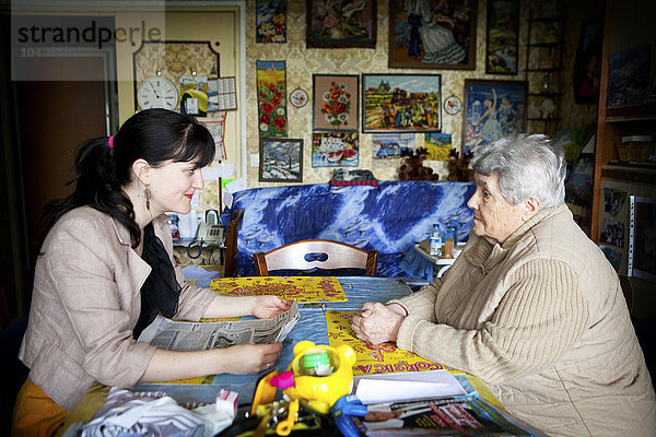 Ein Beitrag über die Arbeit einer Logopädin im Departement Seine-Saint-Denis. Hausbesuch bei einer Patientin  die an Alzheimer erkrankt ist. Die Therapeutin arbeitet mit Hilfe von Zeitungsartikeln am Gedächtnis.