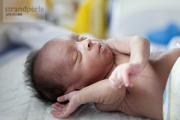 Fotoessay im Krankenhaus Saint Maurice in Frankreich. Abteilung für Neonatologie eine Woche nach der Geburt der Zwillinge.