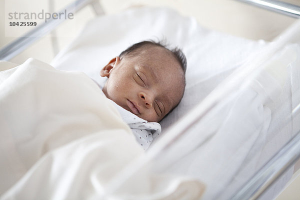 Fotoessay im Krankenhaus Saint Maurice in Frankreich. Abteilung für Neonatologie eine Woche nach der Geburt der Zwillinge.