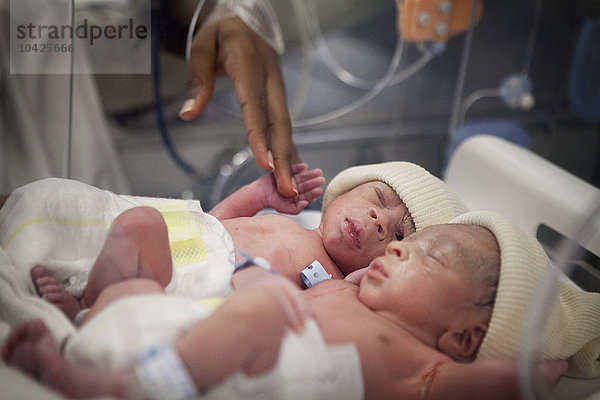 Fotoessay in der Entbindungsstation des Krankenhauses Saint Maurice in Frankreich. Geburt von frühgeborenen Zwillingen. Die Zwillinge  die im Inkubator liegen  werden auf die Kreißsaalstation gebracht  bevor sie in die Abteilung für Neonatologie kommen.