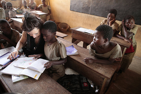 Pate und Kind in einer Grundschule in Afrika.