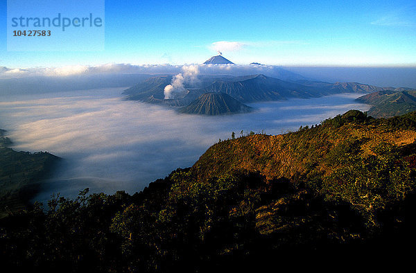 Caldeira und die Vulkane Bromo (2.329 m) und Semeru (3.676 m) auf Java.