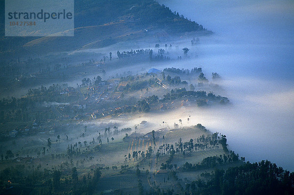 Caldeira und die Vulkane Bromo (2.329 m) und Semeru (3.676 m) auf Java.