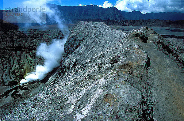 Caldeira und die Vulkane Bromo (2.329 m) und Semeru (3.676 m) auf Java.