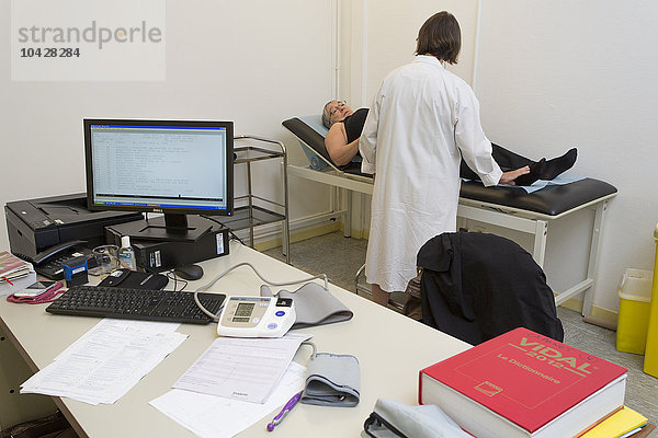 Darf nur im Zusammenhang mit der Reportage verwendet werden. Reportage über die ärztliche Untersuchung im Zentrum für Gesundheitserziehung und Prävention des Institut Pasteur (IPL) in Lille  Frankreich. Konsultation des Arztes.