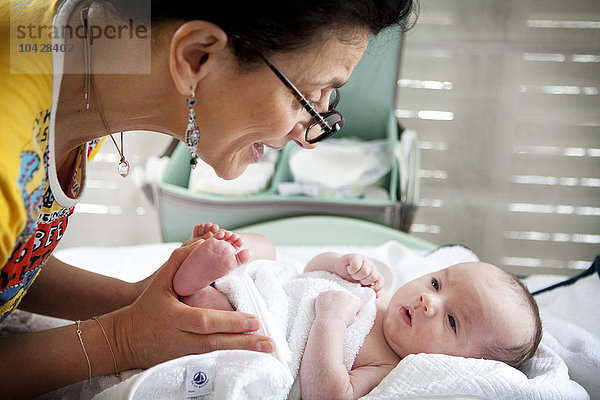 Reportage über Sonia Rochel  eine Kinderkrankenschwester in Paris  Frankreich  die einen einzigartigen Ansatz für das Baden entwickelt hat: Thalasso Baby Bath (TBB). Nach dem Bad massiert Sonia Gabriel  der einen Monat alt ist.