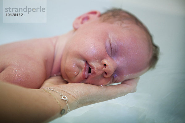 Reportage über Sonia Rochel  eine Kinderkrankenschwester in Paris  Frankreich  die einen einzigartigen Ansatz für das Baden entwickelt hat: Thalasso Baby Bath (TBB). Beim TBB wird das Wasser zur Entspannung des Babys verwendet  indem die Empfindungen  die das Kind in der Gebärmutter hatte  nachempfunden werden. Cathia ist 3 Wochen alt.