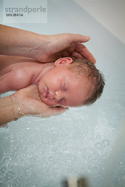 Reportage über Sonia Rochel  eine Kinderkrankenschwester in Paris  Frankreich  die einen einzigartigen Ansatz für das Baden entwickelt hat: Thalasso Baby Bath (TBB). Beim TBB wird das Wasser zur Entspannung des Babys verwendet  indem die Empfindungen  die das Kind in der Gebärmutter hatte  nachempfunden werden. Cathia ist 3 Wochen alt.