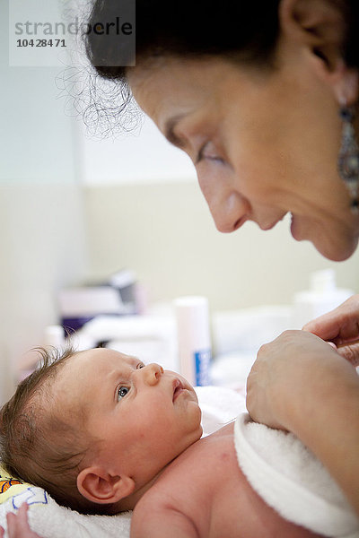 Reportage über Sonia Rochel  eine Kinderkrankenschwester in Paris  Frankreich  die einen einzigartigen Ansatz für das Baden entwickelt hat: Thalasso Baby Bath (TBB). Nach dem Bad massiert Sonia Cathia  die 3 Wochen alt ist.