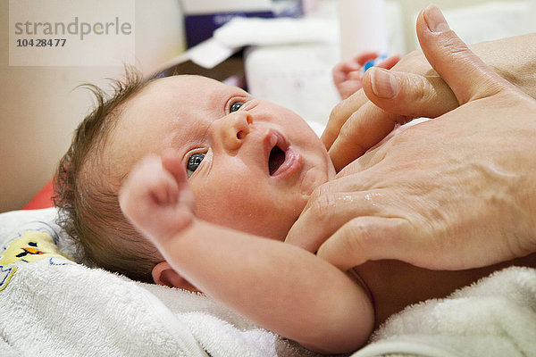 Reportage über Sonia Rochel  eine Kinderkrankenschwester in Paris  Frankreich  die einen einzigartigen Ansatz für das Baden entwickelt hat: Thalasso Baby Bath (TBB). Nach dem Bad massiert Sonia Cathia  die 3 Wochen alt ist.