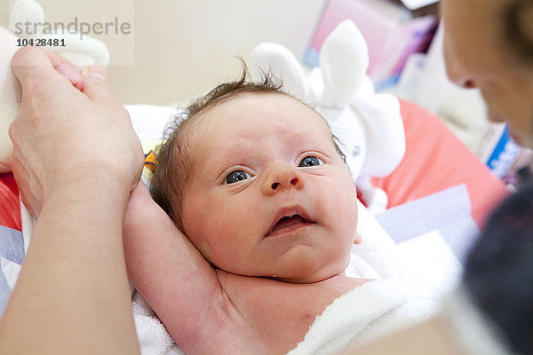 Reportage über Sonia Rochel  eine Kinderkrankenschwester in Paris  Frankreich  die einen einzigartigen Ansatz für das Baden entwickelt hat: Thalasso Baby Bath (TBB). Nach dem Bad massiert Sonia Cathia  die 3 Wochen alt ist.