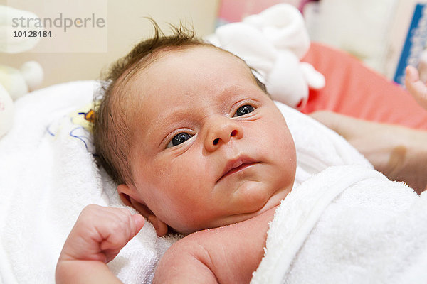 Reportage über Sonia Rochel  eine Kinderkrankenschwester in Paris  Frankreich  die einen einzigartigen Ansatz für das Baden entwickelt hat: Thalasso Baby Bath (TBB). Nach dem Bad massiert Sonia Cathia  die 3 Wochen alt ist.