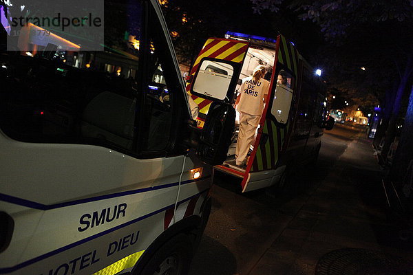 Reportage über ein Team des Rettungsdienstes in Paris  Frankreich.