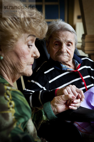 Marguerite ist 110 Jahre alt  ihre Familie besteht aus 5 Generationen und sie kennt ihre Ur- und Urenkelkinder. Sie hat bis zu ihrem 76. Lebensjahr gearbeitet und ist erst mit 101 Jahren in ein Altersheim gegangen. Hier ist sie mit ihrer 93 Jahre alten Tochter zu sehen.