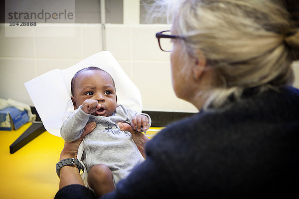 Reportage in einer postnatalen Klinik in Champigny  Frankreich. Seit sie die Neugeborenenstation verlassen haben  werden die Zwillinge (3 Monate alt) jede Woche untersucht  um ihr Wachstum zu verfolgen. Eines der Zwillinge mit der Leiterin der Geburtshilfeklinik.