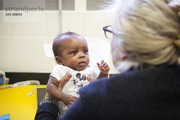 Reportage in einer postnatalen Klinik in Champigny  Frankreich. Seit sie die Neugeborenenstation verlassen haben  werden die Zwillinge (3 Monate alt) jede Woche untersucht  um ihr Wachstum zu verfolgen. Eines der Zwillinge mit der Leiterin der Geburtshilfeklinik.