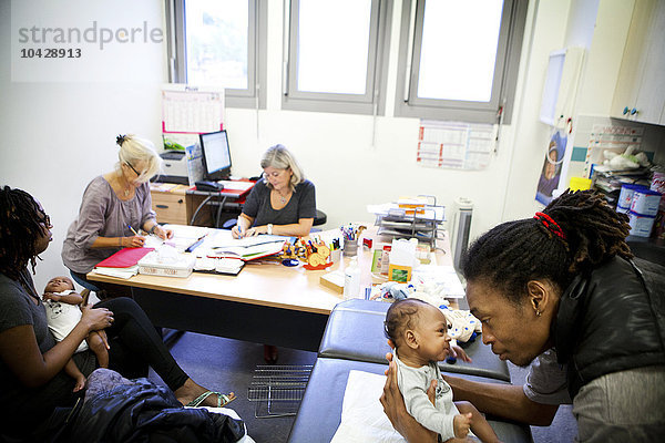 Reportage in einer postnatalen Klinik in Champigny  Frankreich. Seit dem Verlassen der Neugeborenenstation werden die Zwillinge (3 Monate alt) jede Woche untersucht  um ihr Wachstum zu verfolgen. Konsultation mit dem Arzt der Geburtsklinik.