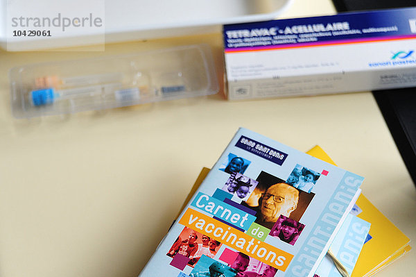 Reportage im Gesundheitszentrum Cornet in Pantin  Frankreich  wo an jedem 4. Mittwoch im Monat kostenlose Impfungen ohne Voranmeldung angeboten werden. Die Impfungen werden im Beisein von zwei Gesundheitsbeamten der Gemeinde durchgeführt  die die Impfstoffe ausgeben.