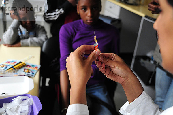 Reportage im Gesundheitszentrum Cornet in Pantin  Frankreich  wo an jedem 4. Mittwoch im Monat kostenlose Impfungen ohne Voranmeldung angeboten werden. Die Impfungen werden im Beisein von zwei Gesundheitsbeamten der Gemeinde durchgeführt  die die Impfstoffe ausgeben.