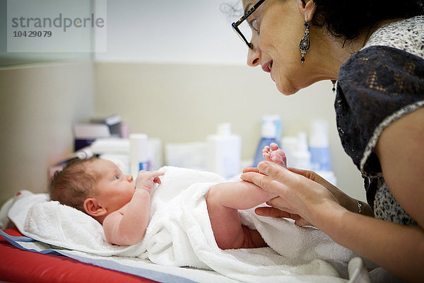 Reportage über Sonia Rochel  eine Kinderkrankenschwester in Paris  Frankreich  die einen einzigartigen Ansatz für das Baden entwickelt hat: Thalasso Baby Bath (TBB). Nach dem Bad massiert Sonia die 3 Wochen alte Cathia.