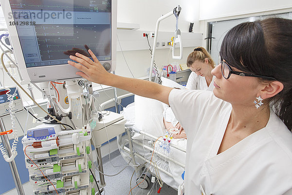 Die kardiologische Intensivstation des Saint-Philibert-Krankenhauses (GHICL) in Lille  Frankreich. Eine Krankenschwester verteilt Pflege und überprüft den medizinischen Monitor eines Patienten.