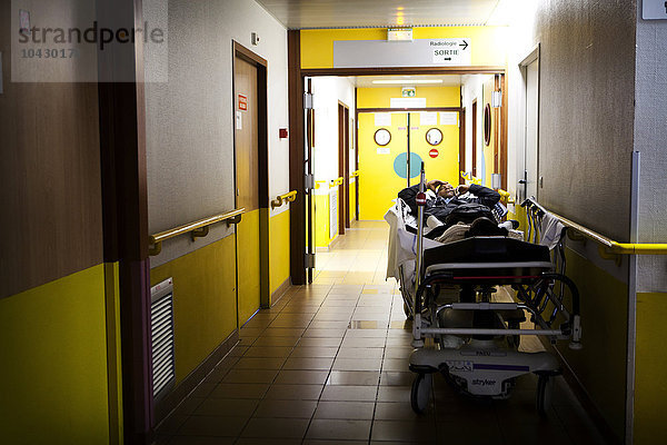 Nächtliche Reportage in der Notaufnahme des Allgemeinkrankenhauses Robert Ballanger  Frankreich.