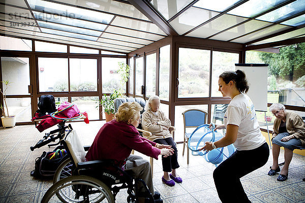 Reportage in Chelles Manor (Altersheim)  Frankreich. Gymnastikstunden für an Alzheimer erkrankte Bewohner.