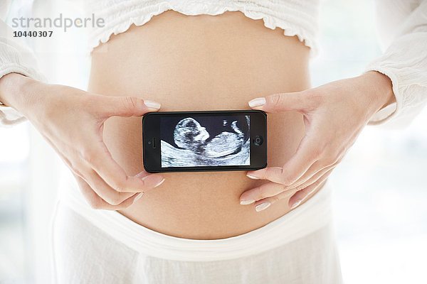MODELL FREIGEGEBEN. Schwangere Frau und Baby-Scan Schwangere Frau und Baby-Scan