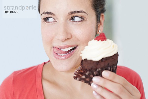 MODELL FREIGEGEBEN. Frau mit Tassenkuchen Frau mit Tassenkuchen