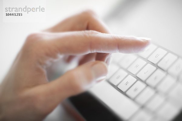 MODELL FREIGEGEBEN. Frau benutzt einen Tablet-Computer Frau benutzt einen Tablet-Computer