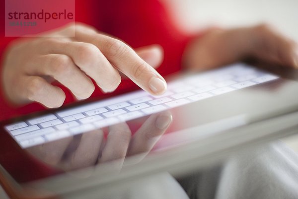 MODELL FREIGEGEBEN. Frau benutzt einen Tablet-Computer Frau benutzt einen Tablet-Computer