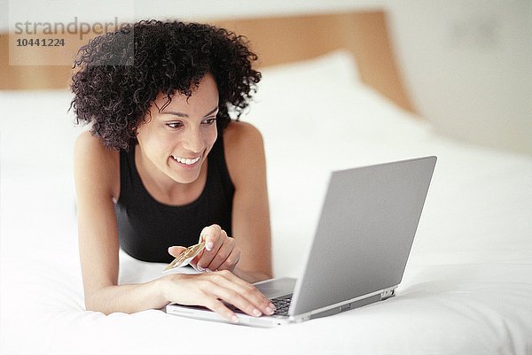 MODELL FREIGEGEBEN. Frau benutzt einen Laptop Frau benutzt einen Laptop