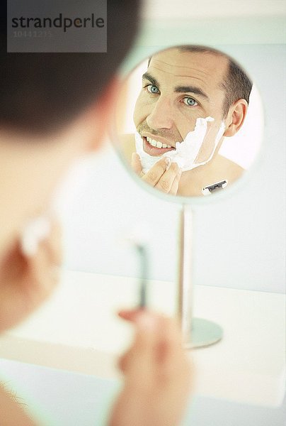 MODELL FREIGEGEBEN. Mann rasiert sich Mann rasiert sich