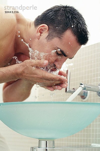 MODELL FREIGEGEBEN. Mann wäscht sein Gesicht Mann wäscht sein Gesicht