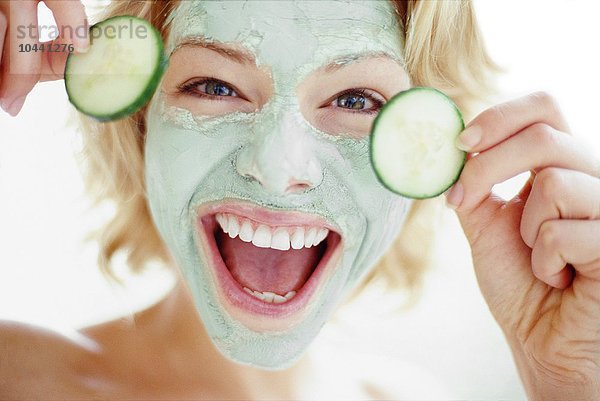 MODELL FREIGEGEBEN. Frau mit einer Gesichtsmaske Frau mit einer Gesichtsmaske