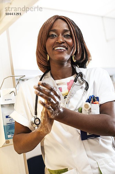MODELL FREIGEGEBEN. Krankenschwester wäscht ihre Hände auf einer Krankenhausstation Krankenschwester wäscht ihre Hände