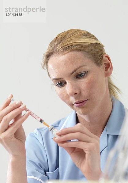 MODELL FREIGEGEBEN. Krankenschwester bereitet Injektion vor Krankenschwester bereitet Injektion vor