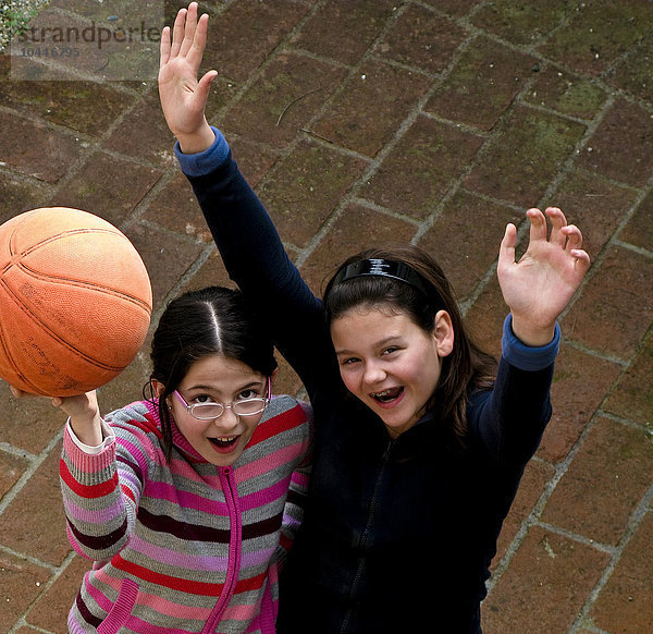 zwei junge Mädchen mit Basketball