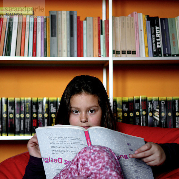 Mädchen liest Buch