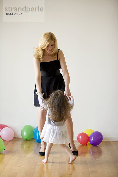 Mutter und Tochter spielen zusammen