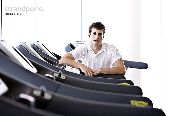 junger Mann im Fitnessstudio
