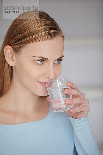 junge Frau trinkt Wasser